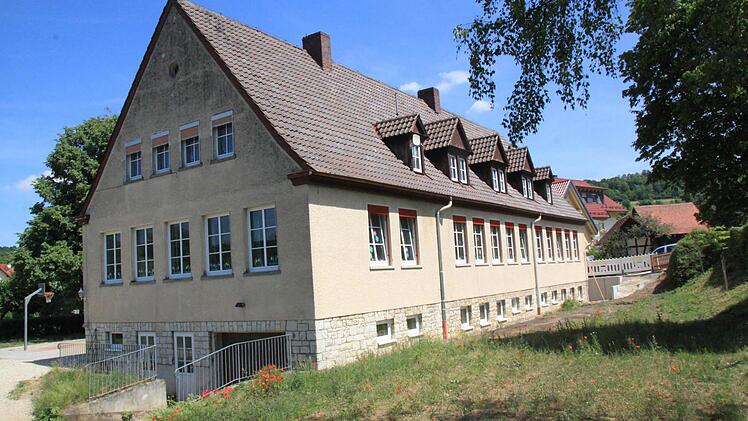 Im Uetzinger Schulhaus wird ab September eine Hortgruppe für maximal 20 Kinder eingerichtet. Die Umbauarbeiten sind in vollem Gange, der Keller ist bereits trockengelegt, eine zweite Fluchttür wird eingebaut. Fotos: Matthias Einwag