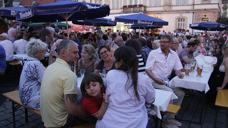 Je später der Abend, desto voller wurde Kulmbachs Innenstadt. Foto: Sonja Adam
