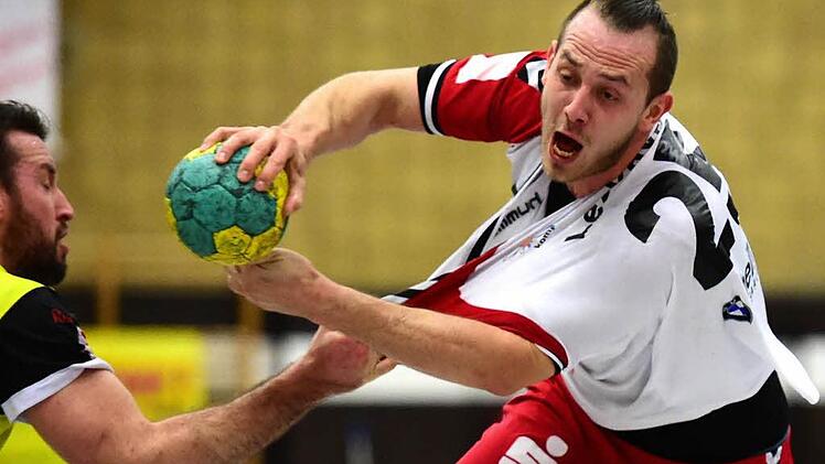 Voll zur Sache: Der Gegenspieler von Vilim Leskovec (rechts) versucht, den HSCler mit kräftigem Trikotziehen auszubremsen. Nach zuletzt drei Niederlagen am Stück wollen die Schützlinge von Margots Valkovskis gegen den SV Auerbach wieder Fahrt aufnehmen.  Foto: Anand Anders