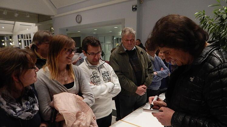 Olaf- der Flipper, gefragt bei den Autogramm-Jägern. Foto: Horst Wunner