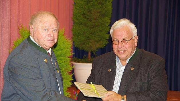 Der Vorsitzende des Zweigvereins Garitz, Manfred Mu&szlig;m&auml;cher (links), nimmt ein Pr&auml;sent zum 50-j&auml;hrigen Bestehen des Vereins von Pr&auml;sidentdes Gesamtrh&ouml;nklubs J&uuml;rgen Reinhardt entgegen.Klaus Werner