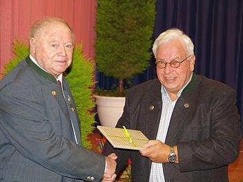 Der Vorsitzende des Zweigvereins Garitz, Manfred Mußmächer (links), nimmt ein Präsent zum 50-jährigen Bestehen des Vereins von Präsidentdes Gesamtrhönklubs Jürgen Reinhardt entgegen.Klaus Werner
