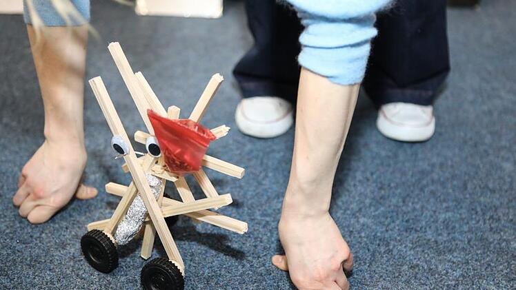 Dieser niedliche Roboter hilft beim Heimwerken - er hat praktischerweise Nägel in seinem roten Beutelchen dabei. Foto: Barbara Herbst