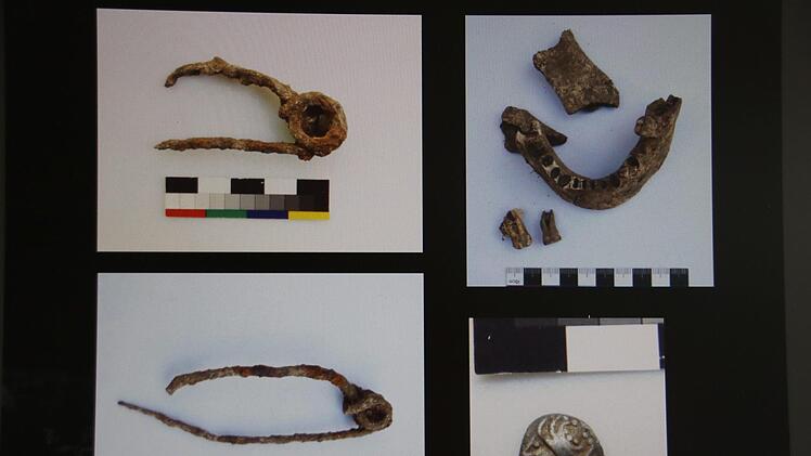 Ein Ausschnitt der Fundobjekte, die von den Archäologen am Staffelberg gefunden wurden - darunter sind auch drei keltische Münzen (unten rechts) mit vier Millimeter Durchmesser, von denen es bisher nur ganz wenige vom Staffelberg gibt.Landratsamt
