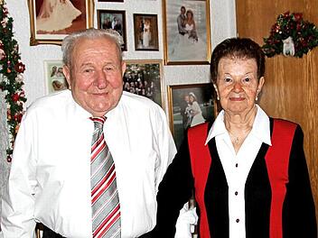Seit 60 Jahren verheiratet: das Ehepaar Heinz und Anna Malinowski aus Weisbrunn  Foto: Günther Geiling