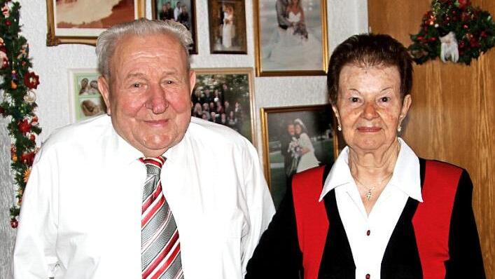 Seit 60 Jahren verheiratet: das Ehepaar Heinz und Anna Malinowski aus Weisbrunn  Foto: Günther Geiling