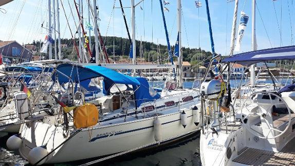 Die "SY Sixtysix" in einem Hafen