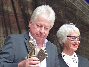 Harald Hubl begutachtet den gerade gewonnenen Preis. Foto: Pauline Lindner