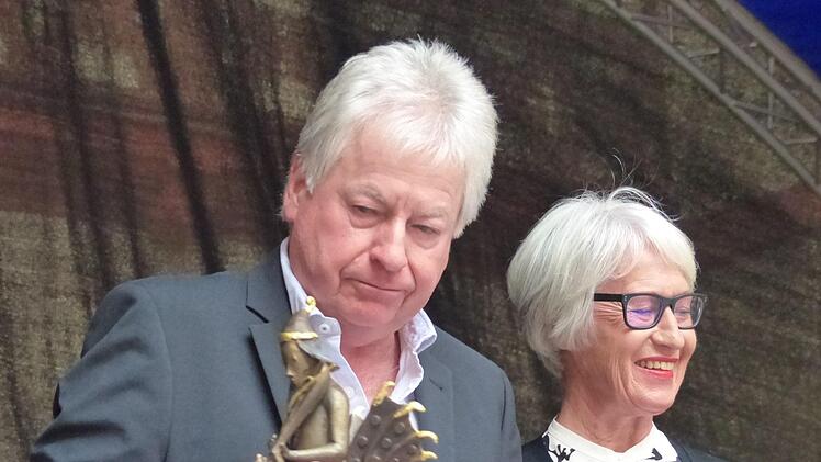 Harald Hubl begutachtet den gerade gewonnenen Preis. Foto: Pauline Lindner