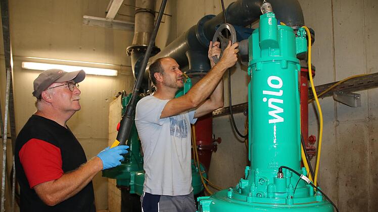 In sieben Metern Tiefe kommt der größte Teil des Abwassers auf der Hammelburger Kläranlage an, mehrere Pumpen befördern das Abwasser dann nach oben in die Klärbecken. Die Mitarbeiter des Abwasserzweckverbandes Thulba-Saale, Andreas Ruppert (von li...