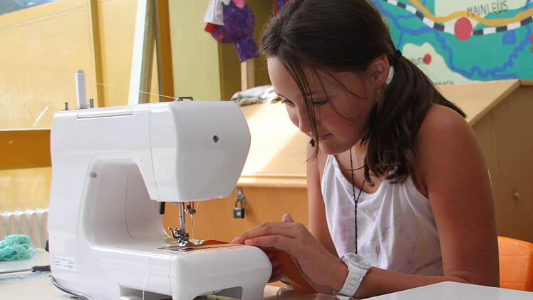 Für die richtige Arbeitskleidung der Bewohner sorgt unter anderem Designerin Christina.