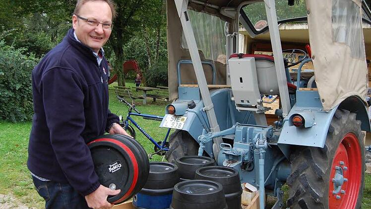 Braumeister Reinhold Reblitz karrt das Bier stilgerecht mit einem alten Traktor auf den Festplatz.