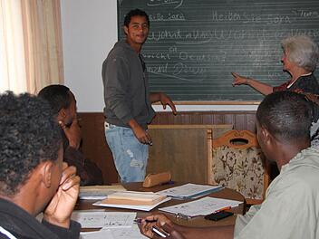 Ehrenamtlich gibt Marieluise Geyer den Flüchtlingen in der Gemeinschaftsunterkunft Volkers Deutschunterricht. Foto: Ulrike Müller
