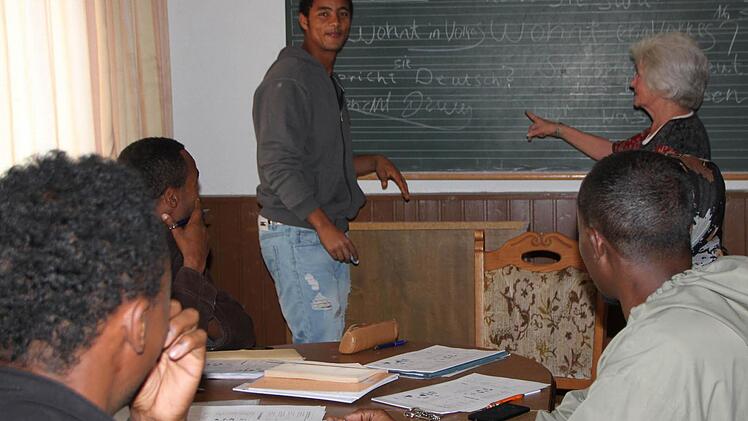 Ehrenamtlich gibt Marieluise Geyer den Flüchtlingen in der Gemeinschaftsunterkunft Volkers Deutschunterricht. Foto: Ulrike Müller