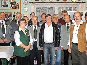 Gründungsmitglieder (sofern nicht in Klammern anders bezeichnet): (von links) Schützenmeister und Gründungsmitglied Manfred Beck, Gauschützenmeister Norbert Mahr, Ilona Beck, Artur Berwind, Manuel Elflein (10 Jahre), Hartmut Elflein, Roland Beck, Werner Fleckstein, Lothar Krug (25 Jahre), Albert Rybak, Rudi Beck, Heribert Saar und Franz-Josef Kehl.  Foto: Nadine Beck