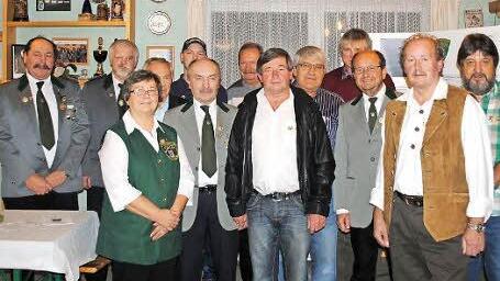 Gründungsmitglieder (sofern nicht in Klammern anders bezeichnet): (von links) Schützenmeister und Gründungsmitglied Manfred Beck, Gauschützenmeister Norbert Mahr, Ilona Beck, Artur Berwind, Manuel Elflein (10 Jahre), Hartmut Elflein, Roland Beck, Werner Fleckstein, Lothar Krug (25 Jahre), Albert Rybak, Rudi Beck, Heribert Saar und Franz-Josef Kehl.  Foto: Nadine Beck