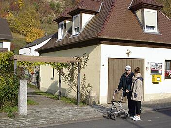 Das Feuerwehrhaus in ein Dorfgemeinschaftshaus in Engenthal umzuwandeln, in dem natürlich auch die Feuerwehr ihren Platz hat, ist keine schlechte Idee. Dazu will Bürgermeister Kickuth allerdings vorher die Meinung der Ortsbürger hören.  Foto: Winfried Ehling