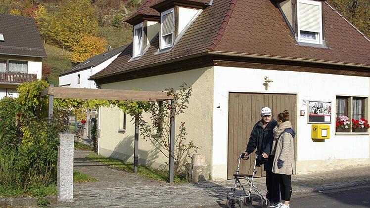 Das Feuerwehrhaus in ein Dorfgemeinschaftshaus in Engenthal umzuwandeln, in dem natürlich auch die Feuerwehr ihren Platz hat, ist keine schlechte Idee. Dazu will Bürgermeister Kickuth allerdings vorher die Meinung der Ortsbürger hören.  Foto: Winfried Ehling