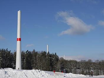 Drei aus vier: Die Masten der Windkraftanlage sind inzwischen bei 80 Metern Höhe angekommen. Foto: Berthold Köhler