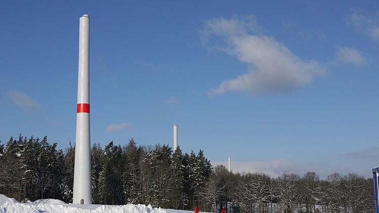 Drei aus vier: Die Masten der Windkraftanlage sind inzwischen bei 80 Metern Höhe angekommen. Foto: Berthold Köhler