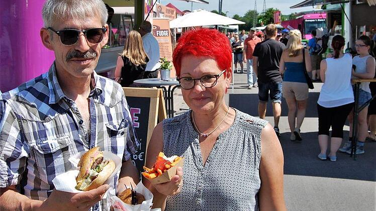 Ehepaar Sylvia und Ralf Michels sind extra aus Schwebheim zum Streetfood-Festival gekommen. Foto: Sigismund von Dobschütz