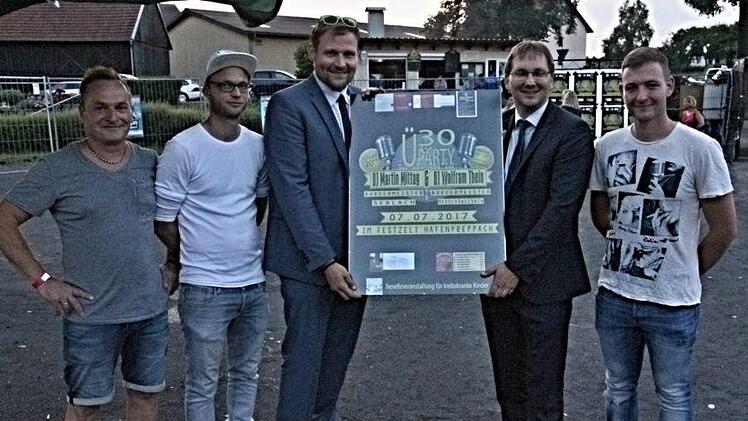 Zur Erinnerung gab es vom Vorsitzenden des SV Hafenpreppach, Harald Häfner (links) und weiteren Verantwortlichen für die beiden Bürgermeister Martin Mittag (3. von links) und Wolfram Thein (2. von rechts) für deren Einsatz als DJs ein Plakat.