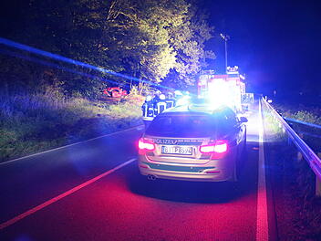 Auto überschlägt sich ab B289 bei Kauerndorf