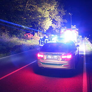 Auto überschlägt sich ab B289 bei Kauerndorf
