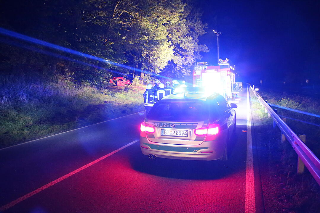 Auto überschlägt sich ab B289 bei Kauerndorf