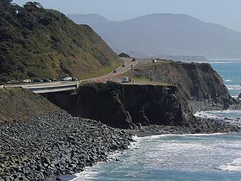 Auf dem Highway 1 im Norden Kaliforniens ist eine Familie t&ouml;dlich verungl&uuml;ckt. Foto: Chris Calder/Fort Bragg Advocate-News & The Mendocino Beacon/Ap/dpa