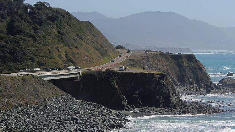 Auf dem Highway 1 im Norden Kaliforniens ist eine Familie t&ouml;dlich verungl&uuml;ckt. Foto: Chris Calder/Fort Bragg Advocate-News & The Mendocino Beacon/Ap/dpa
