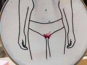 Tampons kosten die Frauen sehr viel Geld und können die Gesundheit gefährden. Deshalb steigen immer mehr Frauen auf Alternativen um. Foto: Delia Baum/-/dpa