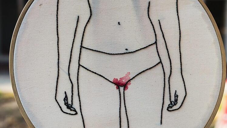 Tampons kosten die Frauen sehr viel Geld und können die Gesundheit gefährden. Deshalb steigen immer mehr Frauen auf Alternativen um. Foto: Delia Baum/-/dpa