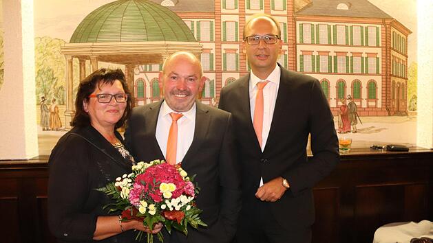 Zum Abschied ein gemeinsames Foto (von links): Gattin Barbara Jakobsche, Jubilar Heribert Jakobsche, Vorstandssprecher Rainer Geis. Beatrix Lieb