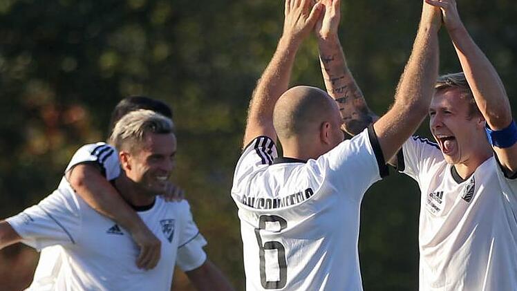 Kindliche Freude bei den Landesliga-Fußballern des TSV Sonnefeld nach ihrem ersten Saisonsieg gegen den FC Lichtenfels.  Foto: Lisa Hümmer