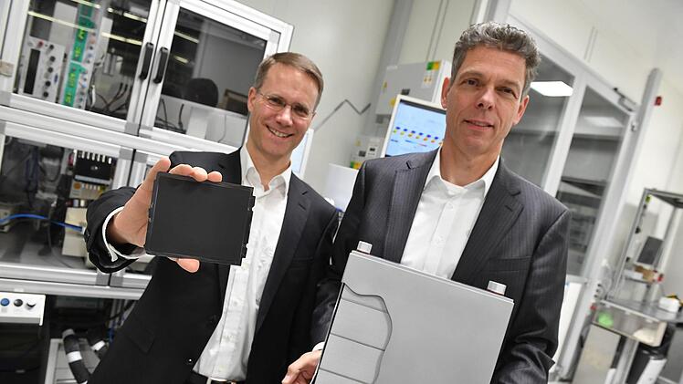 Die beiden Bamberger Werkleiter, Martin Schultz (links) und Stefan Schmitz, zeigen Modelle der neuen Brennstoffzellentechnik: links eine galvanische Zelle, rechts ein sogenannter Stack. Mitte nächsten Jahres soll die stationäre Brennstoffzelle mit einer Kleinserie starten. Foto: Ronald Rinklef
