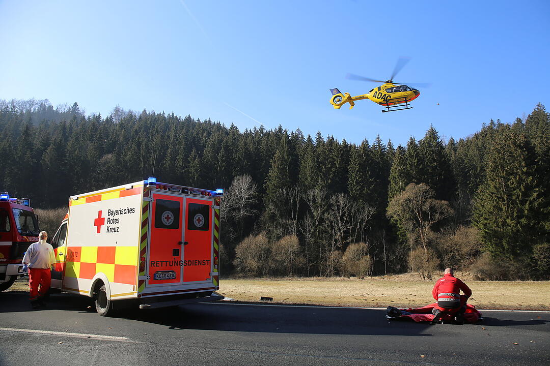 Rettungshubschrauber nach Frontalcrash im Einsatz