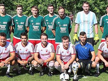 Die Fußballer des 1. FC Haßfurt (vorne) und des Kreisligaabsteigers SV Sylbach standen sich im Endspiel der Stadtmeisterschaft gegenüber. Der Außenseiter aus Sylbach gewann die spannende Partie mit 9:8 nach Elfmeterschießen. Fotos: Ralf Naumann