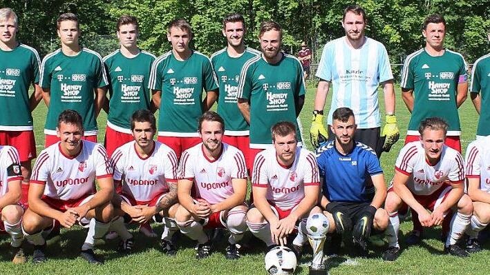Die Fußballer des 1. FC Haßfurt (vorne) und des Kreisligaabsteigers SV Sylbach standen sich im Endspiel der Stadtmeisterschaft gegenüber. Der Außenseiter aus Sylbach gewann die spannende Partie mit 9:8 nach Elfmeterschießen. Fotos: Ralf Naumann