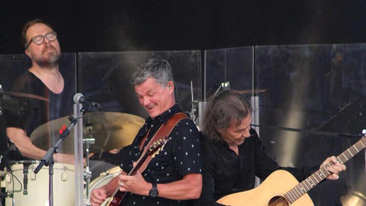 Eine Band in Spiellaune und ihr Chef Albert Hammond (r.). Auf diesem Foto fehlen nur noch Bassist und Keyboarder.