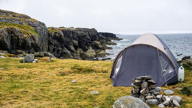 Camping im Zelt am Meer in Irland