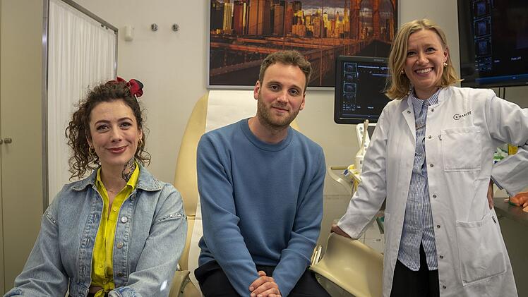 Arbeiten die entscheidenden Unterschiede im k&ouml;rperlichen Empfinden von Frauen und M&auml;nnern heraus (von links): Leila Lowfire, Leon Windscheid und die Sexualmedizinerin Laura Hatzler von der Charit&eacute;.