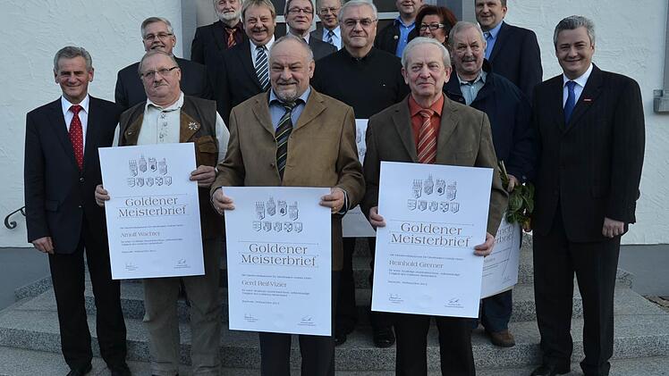 Diesen Handwerksmeistern wurde der Goldene Meisterbrief der Handwerkskammer Oberfranken ausgehändigt. Mit im Bild: Landrat Oswald Marr (links), der Vizepräsident der Handwerkskammer Oberfranken, Matthias Graßmann (rechts), sowie Kreishandwerksmeister Heinrich Schneider (zweite Reihe, Zweiter von links), weitere Ehrengästen und Innungs-Obermeister.