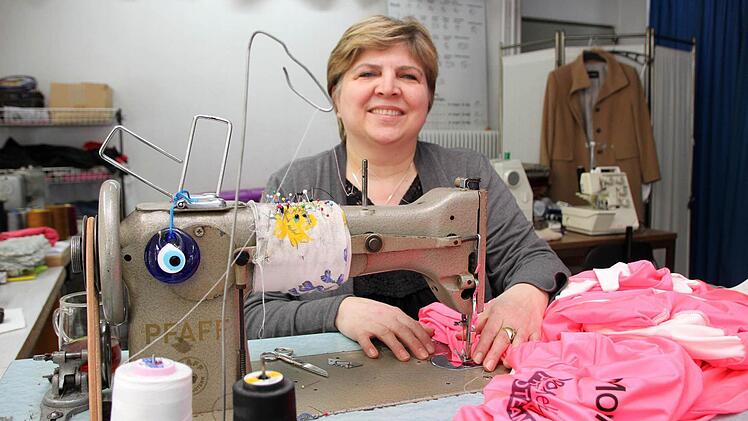 Ayla Öztürk an ihrer alten, zuverlässigen Pfaff-Nähmaschine. Seit 25 Jahren betreibt sie eine Änderungsschneiderei. Foto: Markus Reeh