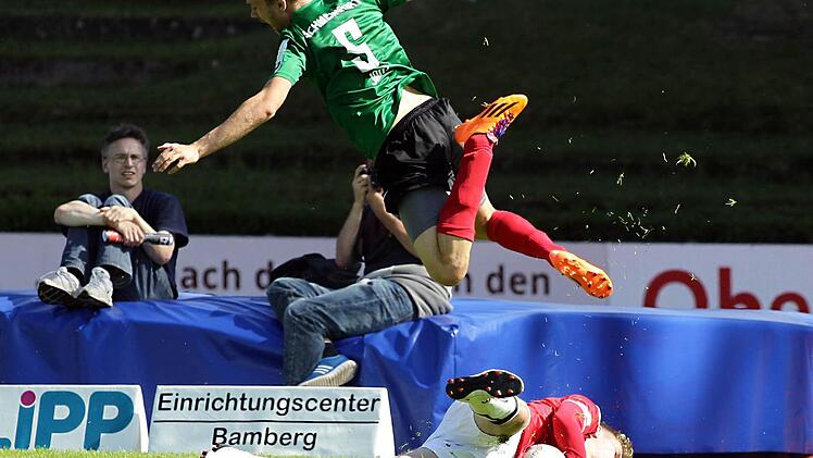 Michael Kraut, der nach der Roten Karte gegen Mario Aller in die Bresche springen musste, klärt in höchster Not. Der Schweinfurter Marco Janz springt fair über den Bamberger Torhüter. Foto: sportpress