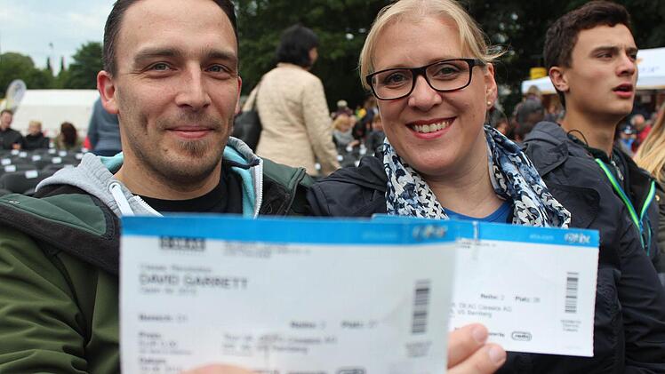 Miriam und Ralf Lieb freuen sich über ihre Karten.