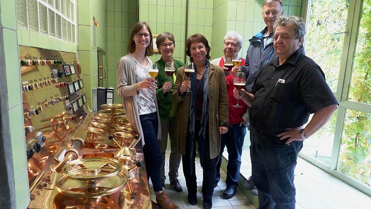 Im Sudhaus der Brauerei Haberstumpf informierte sich die Delegation über die handwerkliche Herstellung von Bier (von links): Braumeisterin Yvonne Wernlein, MdL Ulrike Gote, MdL Gisela Sengl, Stadtrat Hans-Dieter Herold sowie die Kreisräte Claus Gumprecht und Erich Luthardt. Foto: Dieter Hübner
