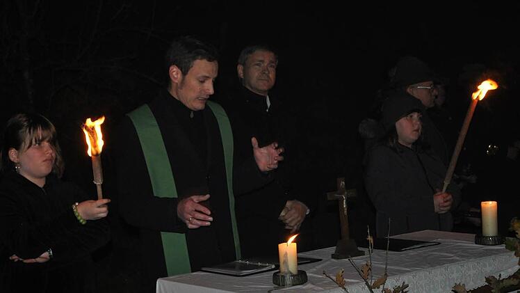 Pfarrer Peter Bauer (links) und Pastoralreferent Norbert Zettelmeier am Altar.