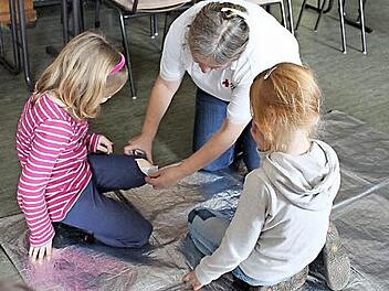 Einmal macht es Karin Stengl-Ruppert vor und dann dürfen die Kinder selbst ran. Fotos: Lisa Kieslinger