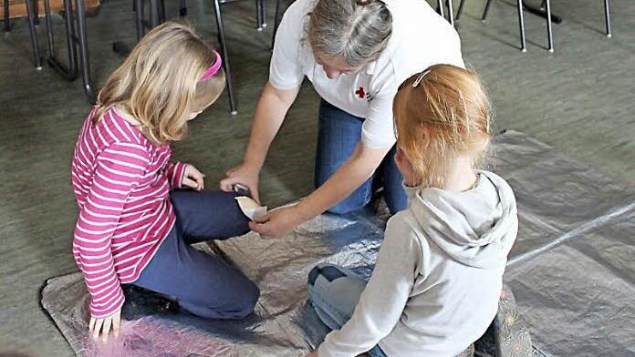 Einmal macht es Karin Stengl-Ruppert vor und dann dürfen die Kinder selbst ran. Fotos: Lisa Kieslinger